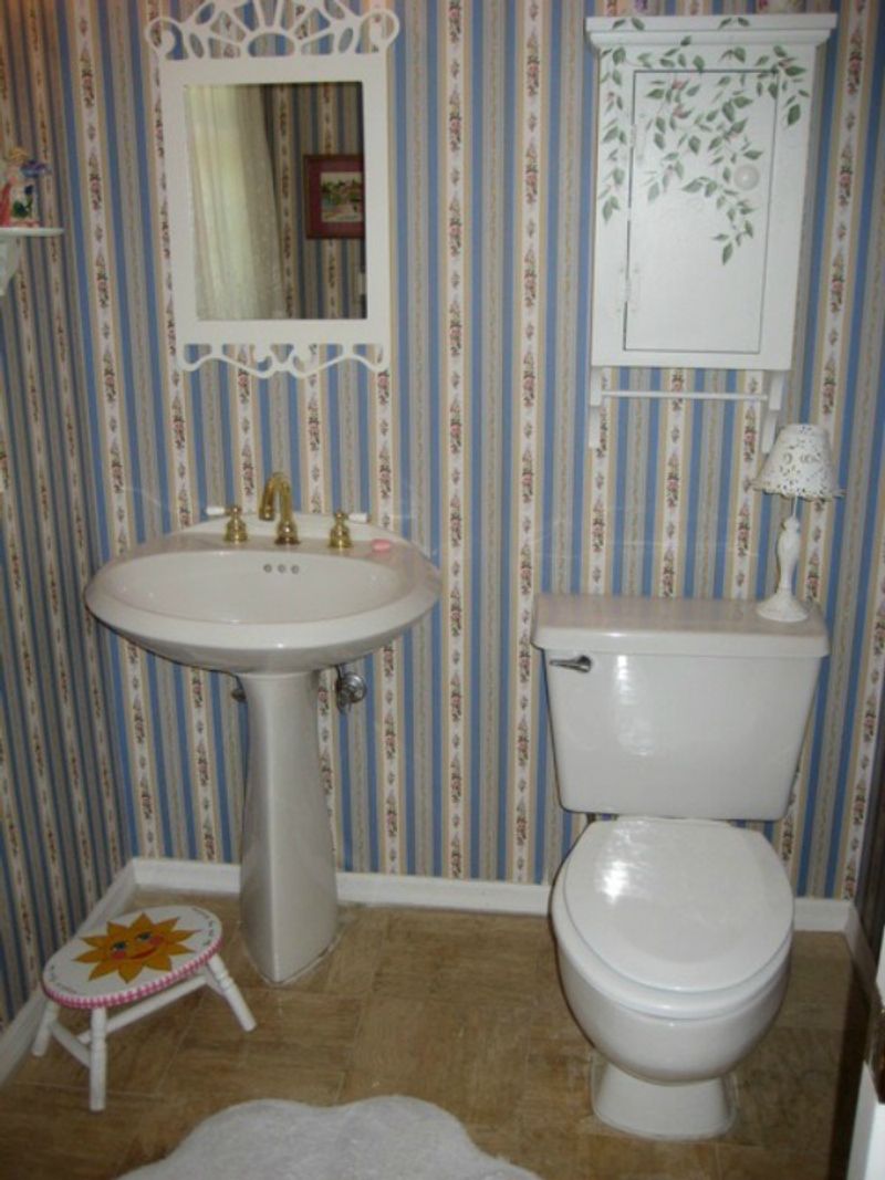 Bathroom Wallpaper With Tropical Prints