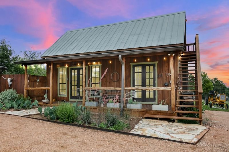 10 Texas Cabins That Prove Rustic Doesn't Mean Rough - Decor Hint Bluebonnet Valley Farmhouse