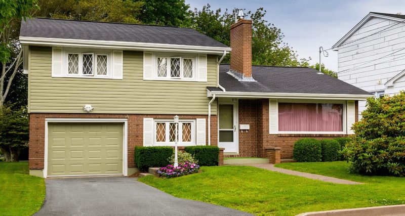 5 Properties Losing Value In Oregon And 10 That Are Hard To Sell - Decor Hint Split-Level Homes from the 1970s