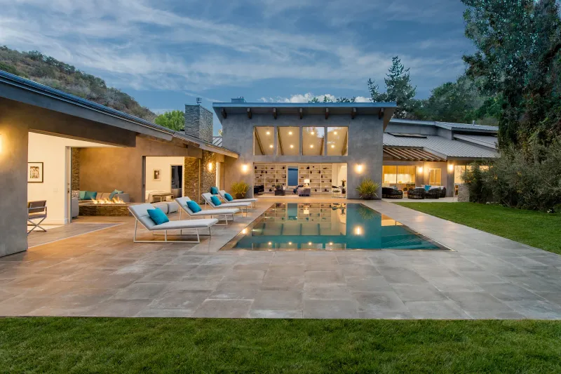 9 California Courtyard Homes That Bring Resort Living Home - Decor Hint Courtyard With Pool And Lounge