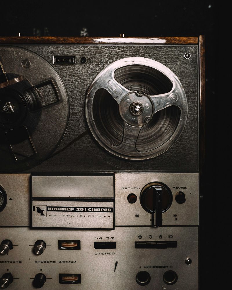 13 Common Thrift Store Finds That Can Be Worth Buying - Decor Hint Vintage Electronics