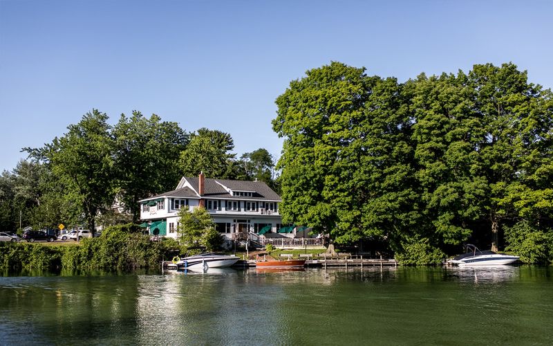 12 Restaurants In Michigan Offering Lakeside Views And Amazing Food - Decor Hint Riverside Inn - Leland