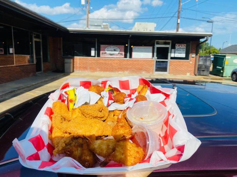 12 Mississippi Catfish Houses That Nail The Crunch - Decor Hint Taylor Grocery: The Worth-the-Wait Wonder