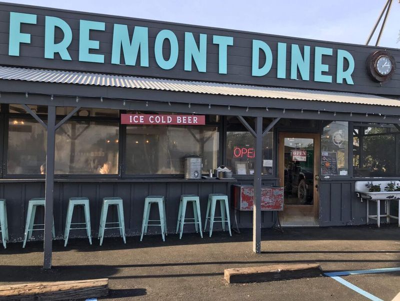 15 Old-School Diners In The US That Take You Back In Time - Decor Hint Fremont Diner, Sonoma, California