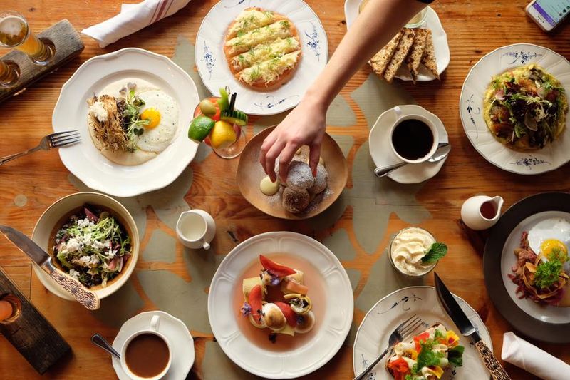 16 Surprising Ways Chicago And New York City Restaurants Stand Worlds Apart - Decor Hint Brunch Approach Divides