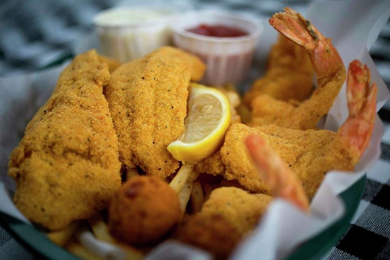 12 Mississippi Catfish Houses That Nail The Crunch - Decor Hint Flights Fish & Wings: Horn Lake's Hidden Treasure