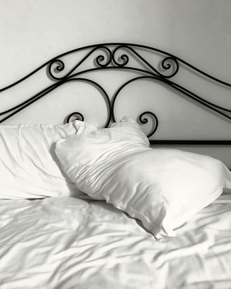 Easy Bedding Choices That Can Create A Minimalist Feel - Decor Hint Crisp White Sheets