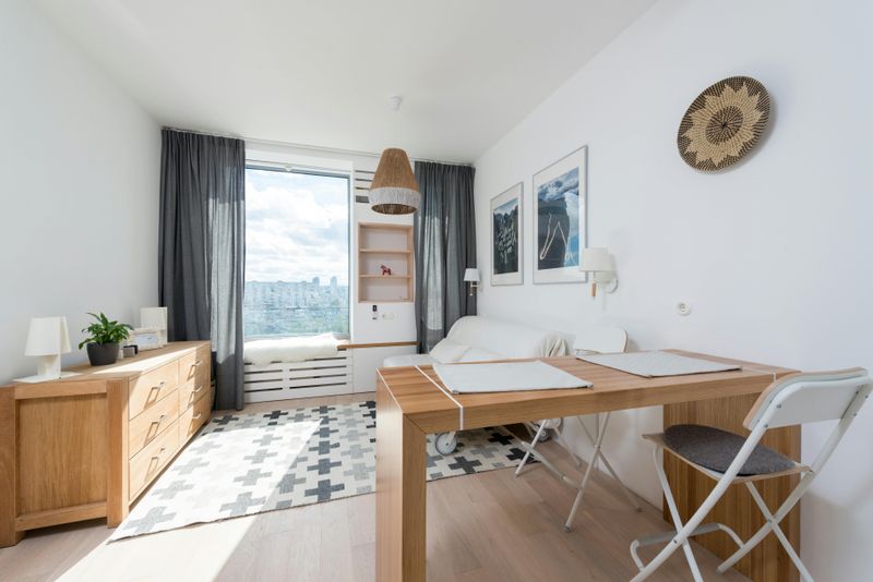 10 Visual Tips That Help Small Living Rooms Appear More Spacious - Decor Hint Keep Flooring Simple And Continuous