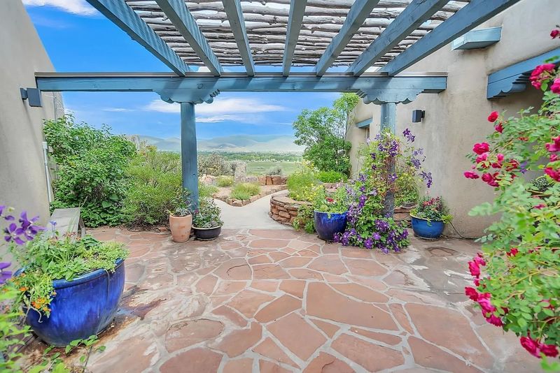 9 Nevada Patios Designed With Xeriscape-Inspired Style - Decor Hint Shade Structures With Southwestern Character