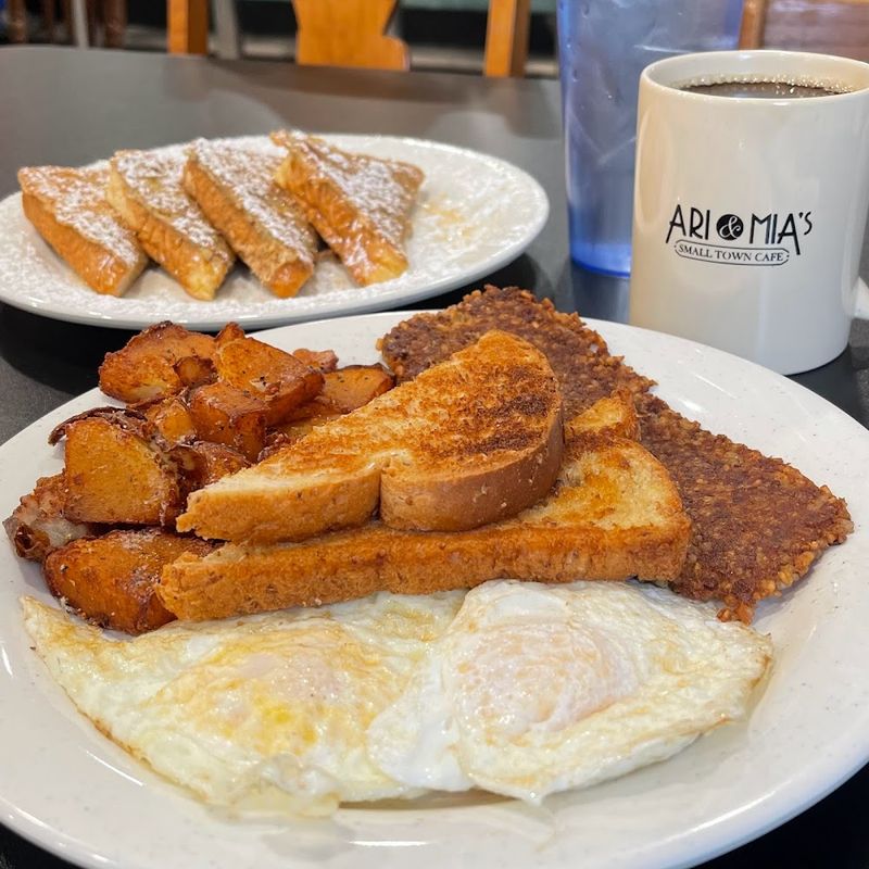 10 Ohio Small Town Cafés To Love - Decor Hint Ari & Mia's Small Town Café – Miamitown