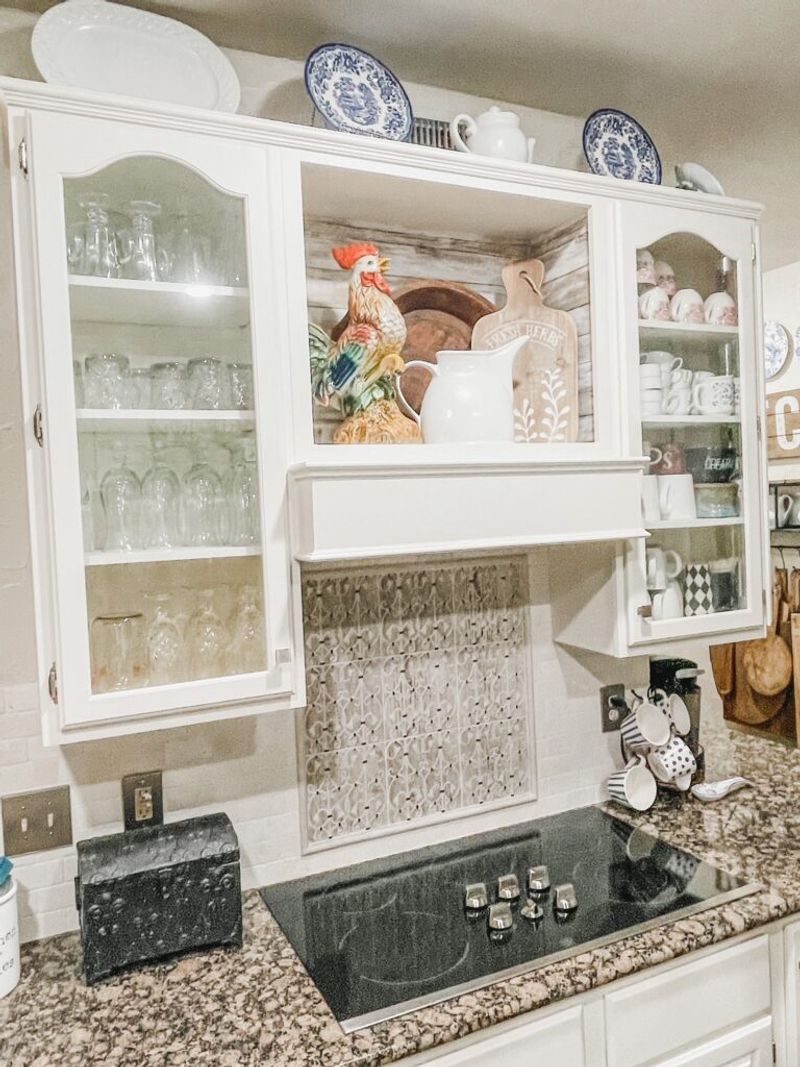 15 Traditional Kitchen Looks In Texas That Might Be Making A Comeback - Decor Hint Glass-Front Cabinets