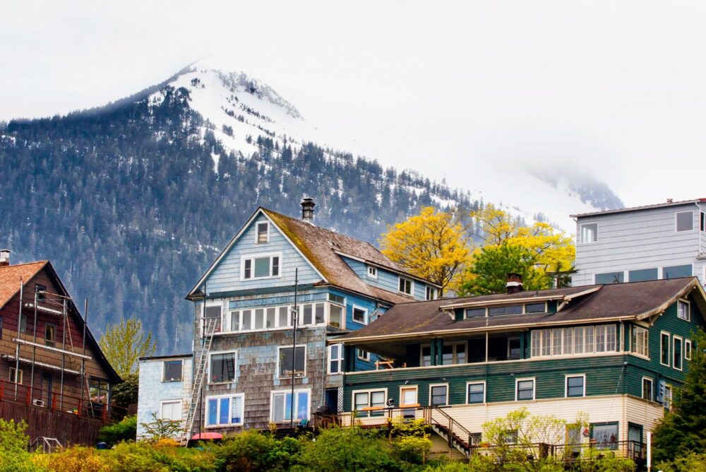 10 Exterior Design Elements Common In Alaska's Cold-Climate Homes - Decor Hint Extreme Conditions Houses - Decor Hint