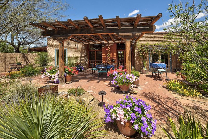 9 Nevada Patios Designed With Xeriscape-Inspired Style - Decor Hint Rustic Wood And Adobe Elements