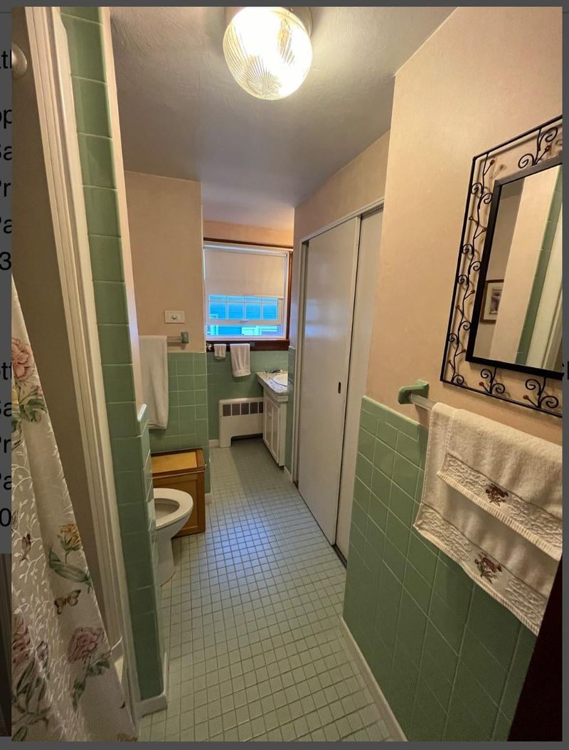 13 Bathroom Styles That Should Be Retired In California - Decor Hint Clashing Color Schemes