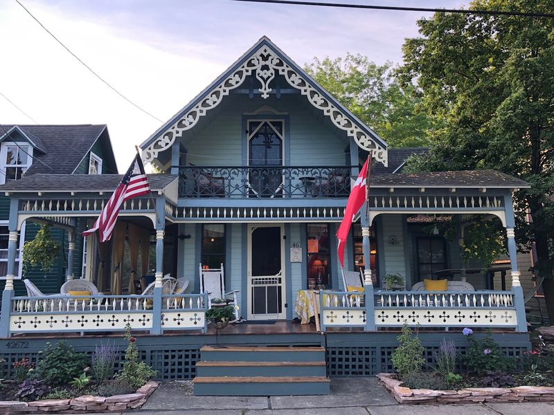 12 Michigan Cottage Porch Designs Perfect For Lakeside Living - Decor Hint Historic Cottage Porch