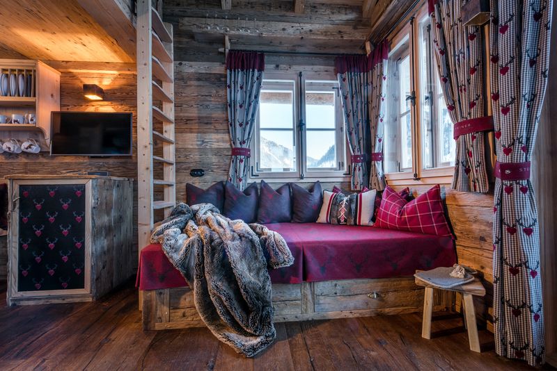 10 Wyoming Log Cabin Tricks That Keep It Cozy - Decor Hint Thermal Curtain Layers