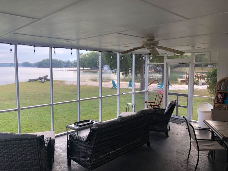 17 Charming Screened Rooms In South Carolina That Feel Like Childhood Summers - Decor Hint Columbia Lakeside Lounge