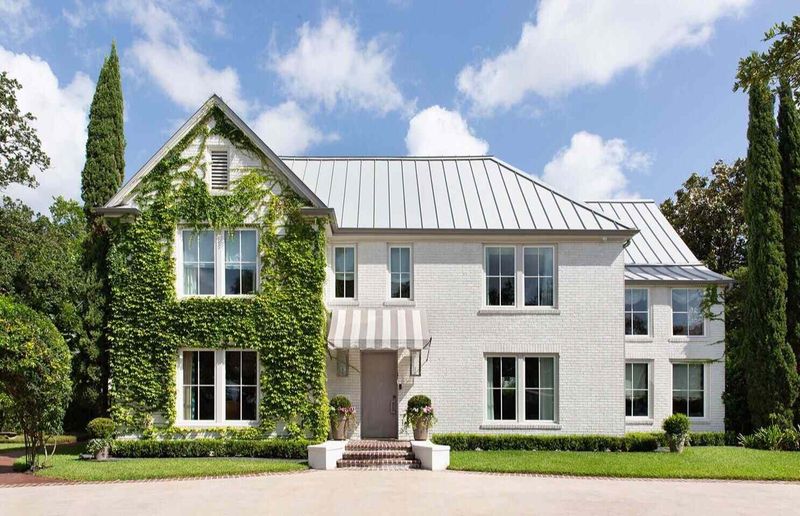18 Virginia Colonial Details That Still Feel Fresh - Decor Hint Whitewashed Brick Exteriors