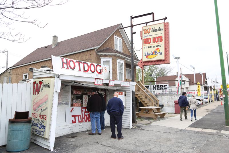 10 Illinois Hot Dog Stands Everyone Keeps Coming Back To - Decor Hint Fat Johnnie's Famous Red Hots - Chicago