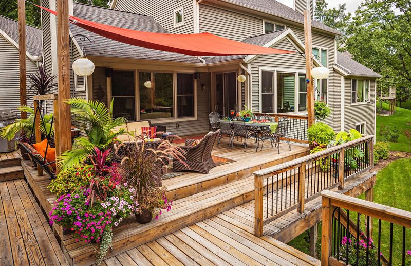 8 Pennsylvania Porches Built For Relaxed Small-Town Evenings - Decor Hint Side Porches With Garden Views