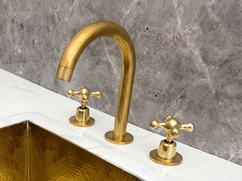 20 Vintage Bathroom Trends Rocking Pennsylvania Homes - Decor Hint Brass Fixtures Shine Again