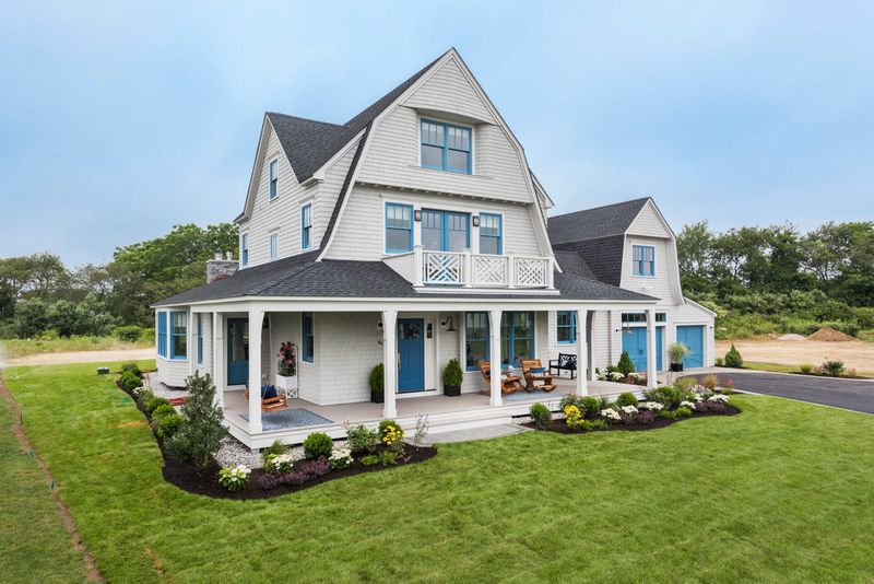 15 Rhode Island Shingle Cottages With Salt-And-Sun Patina - Decor Hint Shingles With Nautical Blue Accents