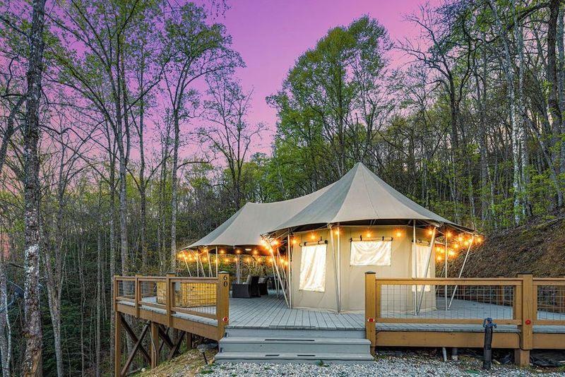 6 North Carolina Mountain Cabins With Views As Stunning As Their Interiors - Decor Hint Smoky Mountains Glamping Palace