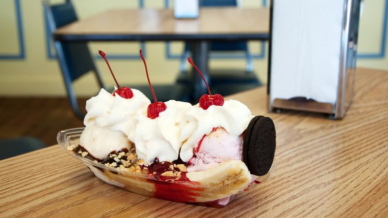 15 Nostalgic Desserts That Took Over Illinois Back In The Day - Decor Hint Frozen Bananas From Riverview Park