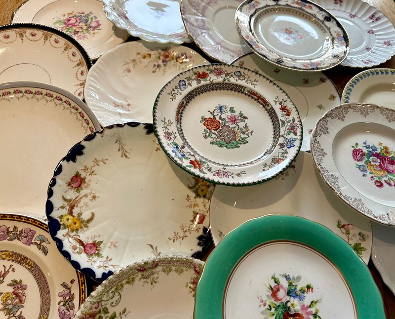 13 Key Features Defining Michigan Lakefront Cottages - Decor Hint Mismatched Dishes With Stories