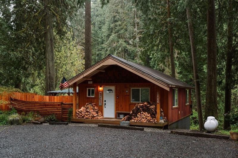 10 Kentucky Rustic Cabins Locals Adore For Their Unique Charm - Decor Hint Lakefront Cabin with Reading Nook – Mount Vernon