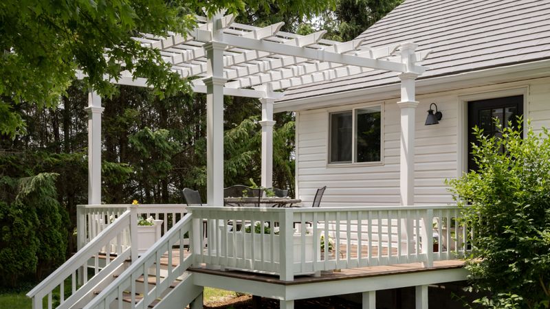 15 Oklahoma Farmhouse Porches That Could Be Perfect For Slow Evenings - Decor Hint Wooden Railings with Simple Detailing