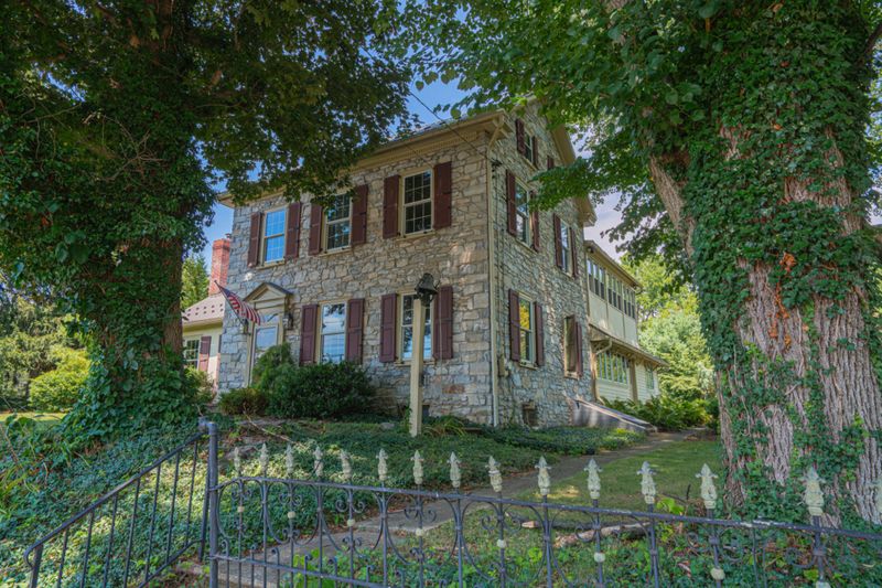 9 Reasons Why Kentucky’s Stone Farmhouses Are Full Of Old Soul - Decor Hint Craftsmanship Set In Stone