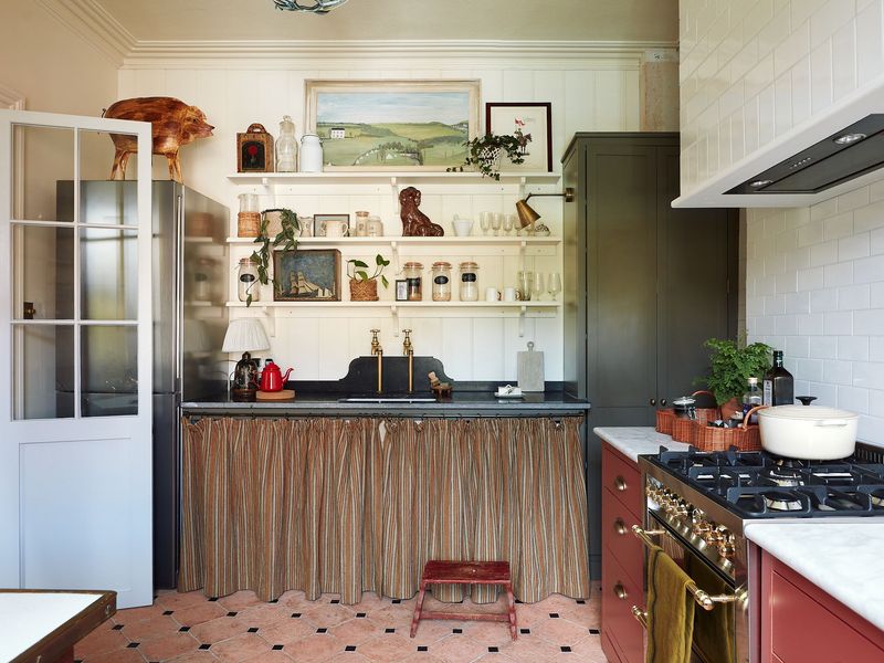 7 Outdated Looks Holding Back Chicago Bungalows - Decor Hint Tiny Kitchens With Closed Layouts