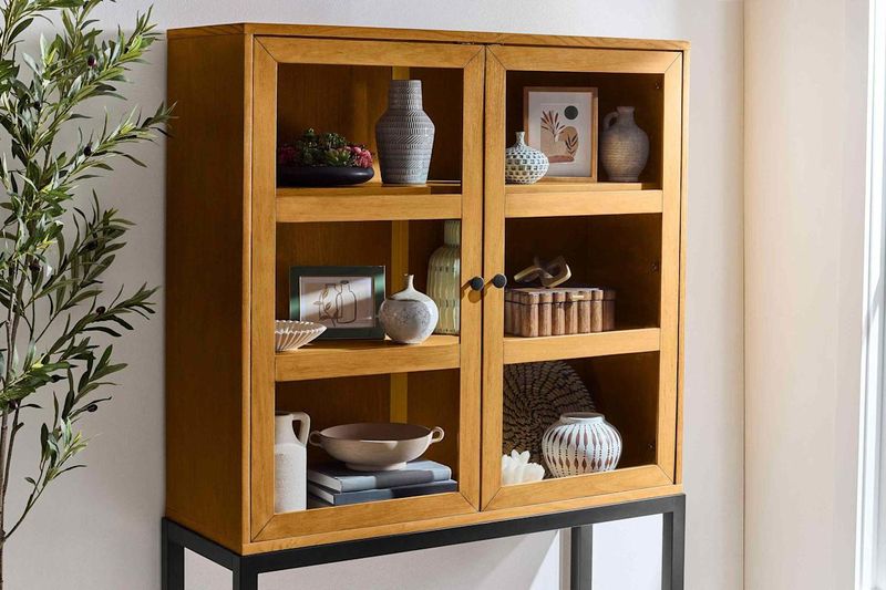 9 Signs Your Mississippi Dining Room Might Be Stuck In The Past - Decor Hint Your China Cabinet Displays Every Piece You Own