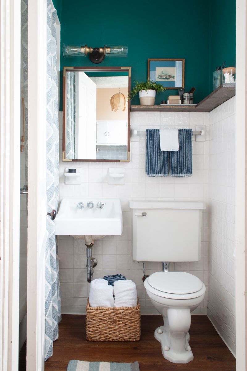 13 Bathroom Styles That Should Be Retired In California - Decor Hint Plastic Fixtures