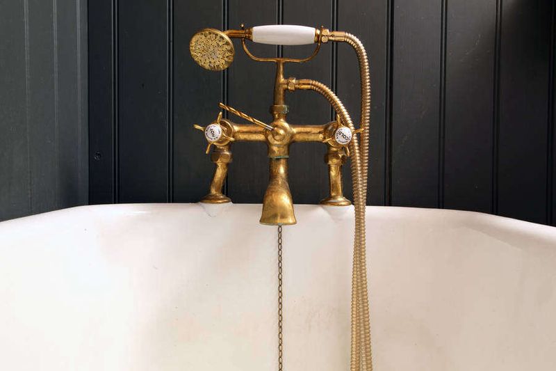 26 Ways To Get That Vintage Bathroom Look In New York Homes (Even In A Modern Apartment) - Decor Hint Brass Fixtures Add Warm Patina