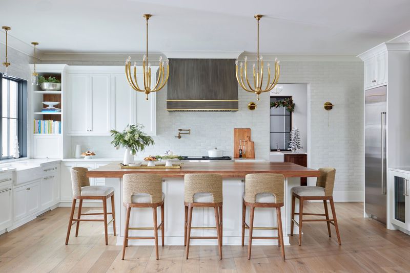 7 Kitchen Wow Factors That Win Over California Buyers And 5 Finishing Touches That Attract Even More According To Interior Designers - Decor Hint Statement Lighting Fixtures