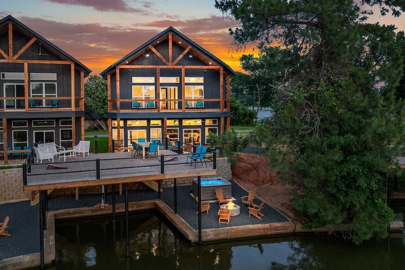 10 Texas Cabins That Prove Rustic Doesn't Mean Rough - Decor Hint Lakeside Cedar Haven
