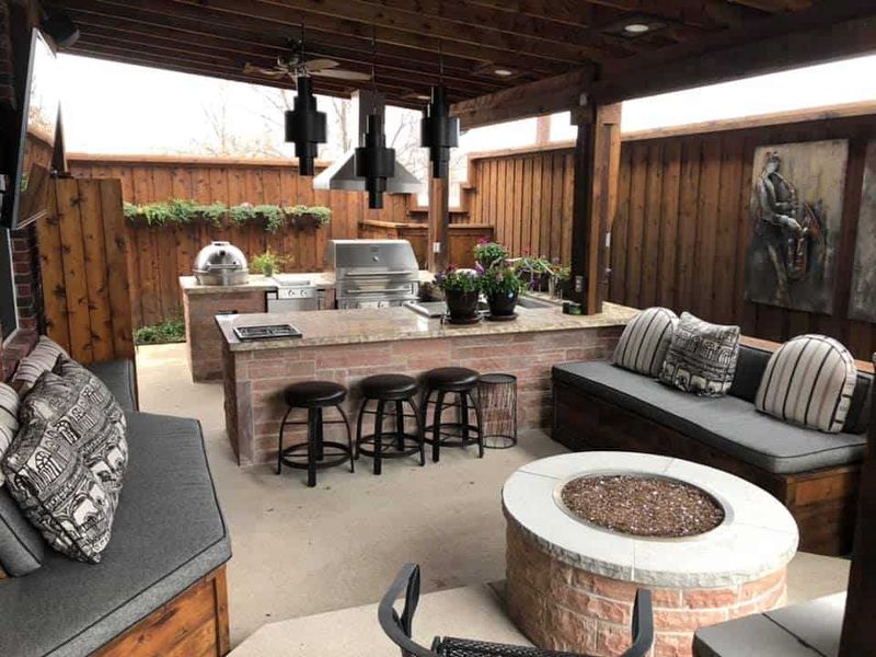 10 Texas Outdoor Spaces Designed To Function As Living Rooms - Decor Hint Fort Worth Ranch-Style Porch