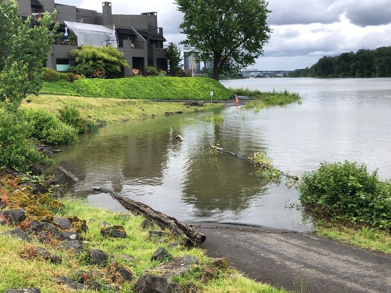 5 Properties Losing Value In Oregon And 10 That Are Hard To Sell - Decor Hint Riverfront Properties Along the Willamette