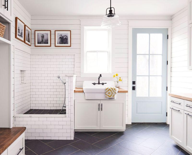 14 Vermont Farmhouse Mudrooms Designed To Tackle Mud Season - Decor Hint Modern Farmhouse Mud Management