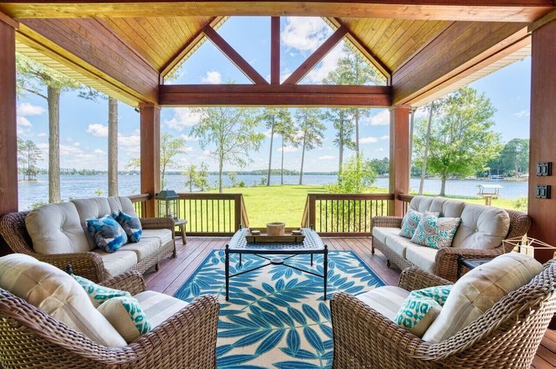 10 South Carolina Porches Designed For Outdoor Living - Decor Hint Lakeside Screened Porch