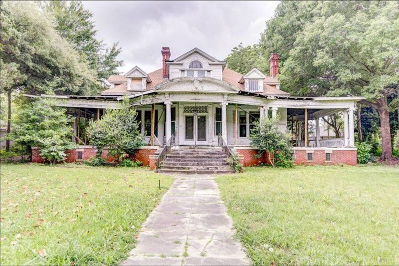 7 Mississippi Farmhouses That Feel Straight Out Of Another Era - Decor Hint The Riverbank Farmstead