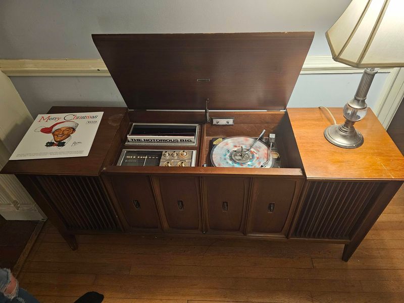8 Oregon Vintage Furniture Comebacks You Didn't See Coming - Decor Hint Record Console Stereos