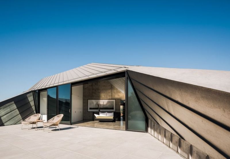 7 Nevada Desert Homes That Nail Modern Minimalism - Decor Hint Solar Ribbon House