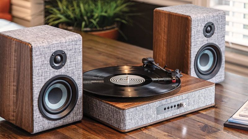 12 Vintage Home Decor Trends Coming Back In Illinois - Decor Hint Record Players As Focal Points