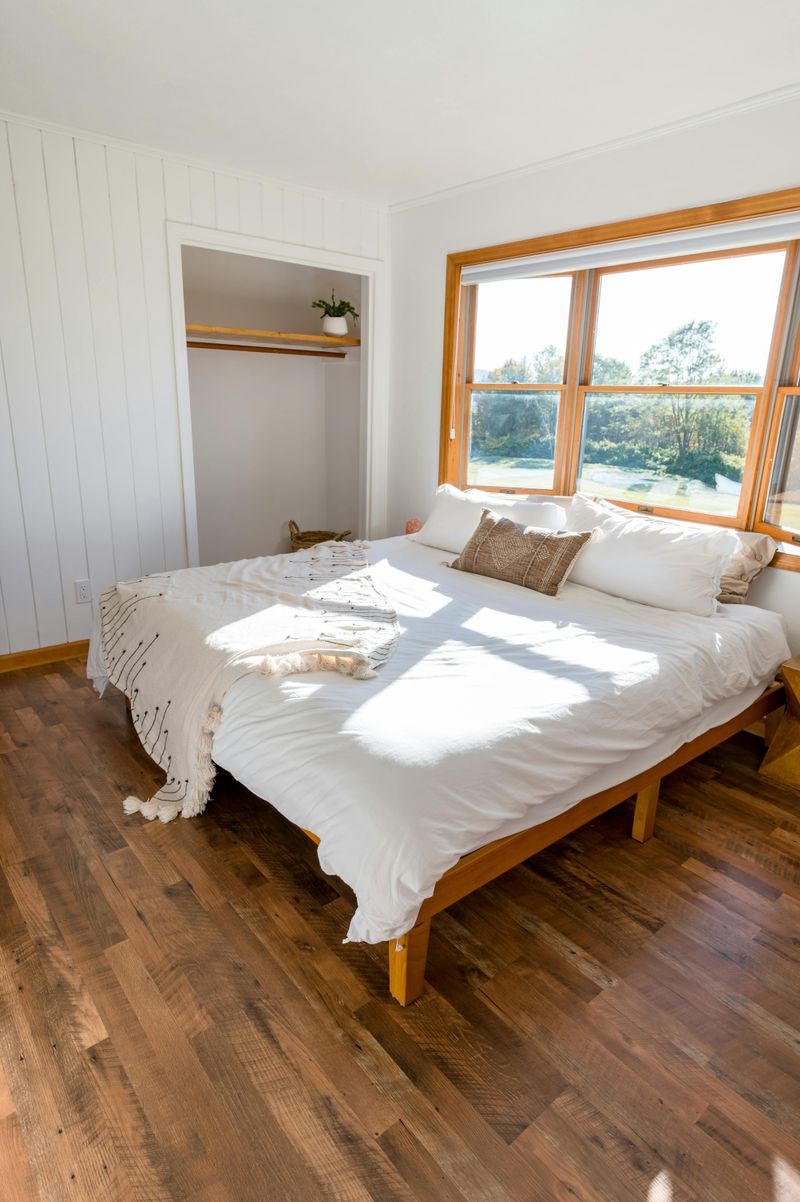 8 Visual Tricks That Open Up A Small Bedroom - Decor Hint Choose Low-Profile Furniture