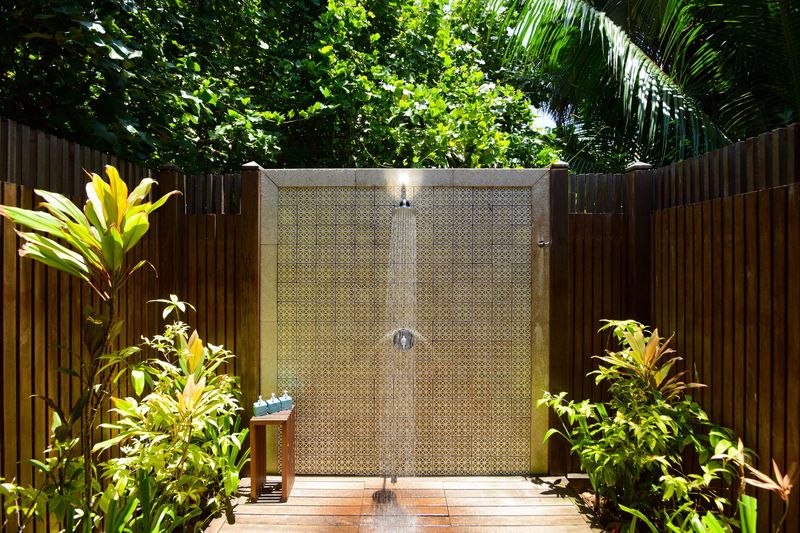22 Florida Home Design Trends That Are Mega-Popular For Weird Reasons - Decor Hint Outdoor Shower Obsession