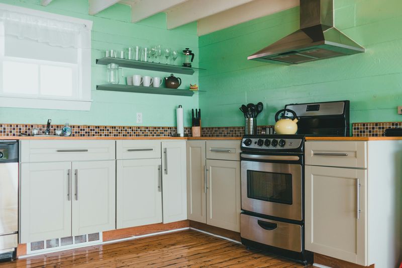 10 Small Kitchen Setbacks You May Face And The Fixes Designers Recommend - Decor Hint Noisy Ventilation