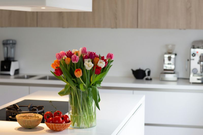 9 Simple Ways You Can Add Visual Appeal To A Kitchen Island - Decor Hint Style With A Seasonal Centerpiece